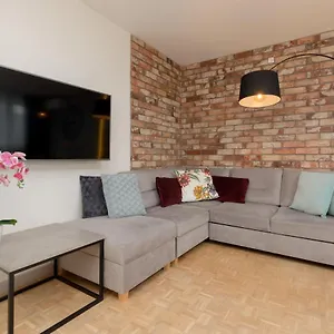 Apartament City View With 2 Bedrooms & Ac By Renters, Warszawa